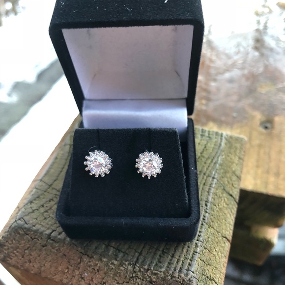 💎1 LEFT💎FLOWER HALO STUDS - Picture 5 of 8